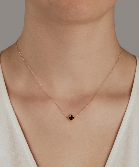 Zelta ķēdīte ar oniksa piekariņu