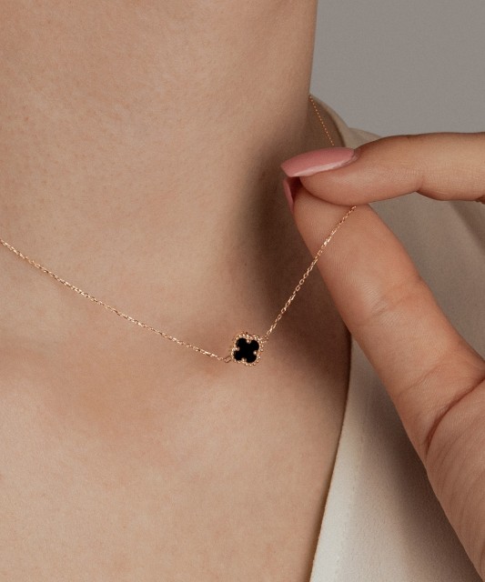 Zelta ķēdīte ar oniksa piekariņu