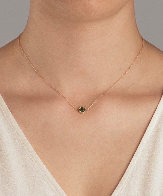 Zelta kaklarota ar malahīta kulonu