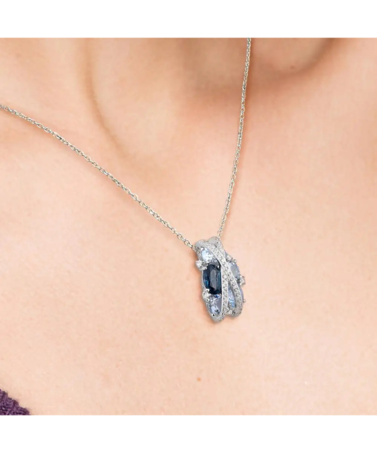 Sudraba kulons ar spineļiem un cirkoniem