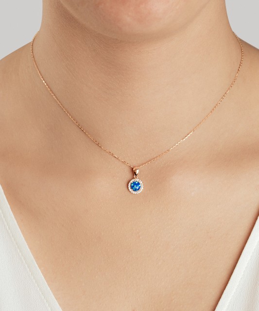 Zelta kulons ar opālu un cirkoniem