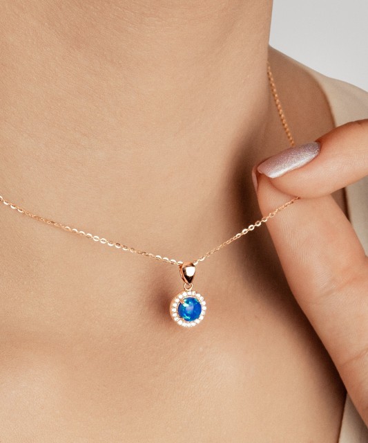 Zelta kulons ar opālu un cirkoniem