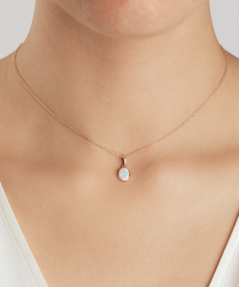 Zelta kulons ar opālu