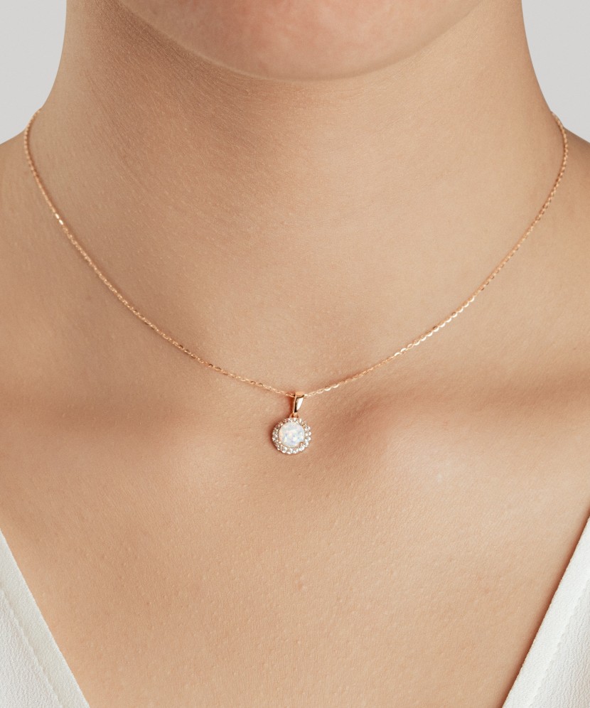 Zelta kulons ar opālu un cirkoniem