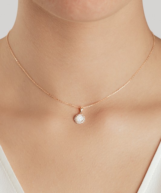 Zelta kulons ar opālu un cirkoniem