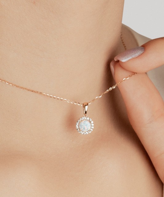 Zelta kulons ar opālu un cirkoniem