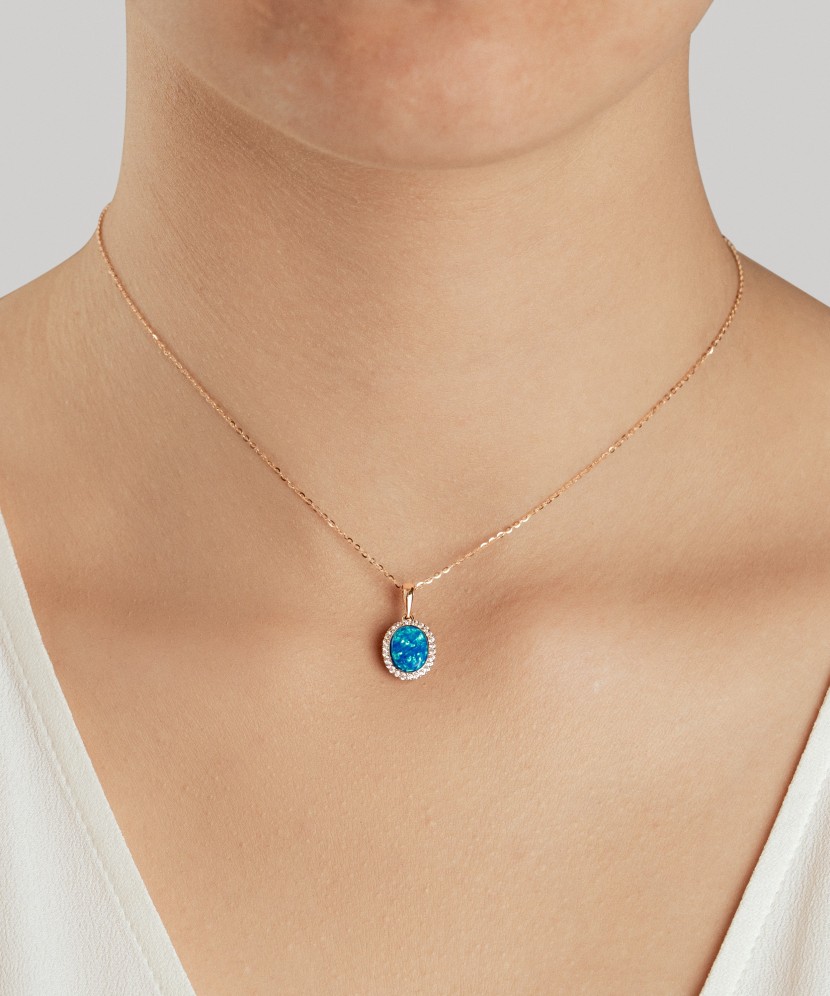 Zelta kulons ar opālu un cirkoniem