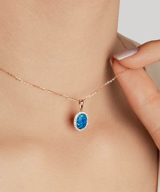 Zelta kulons ar opālu un cirkoniem