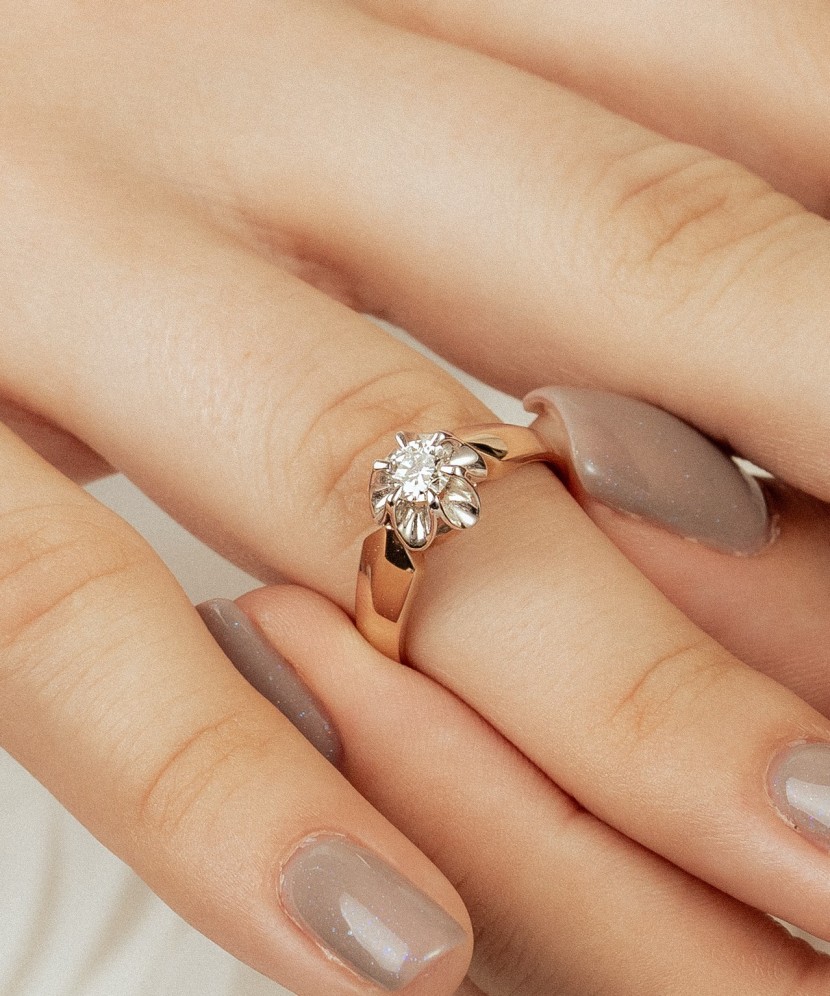 Золотое кольцо с бриллиантом