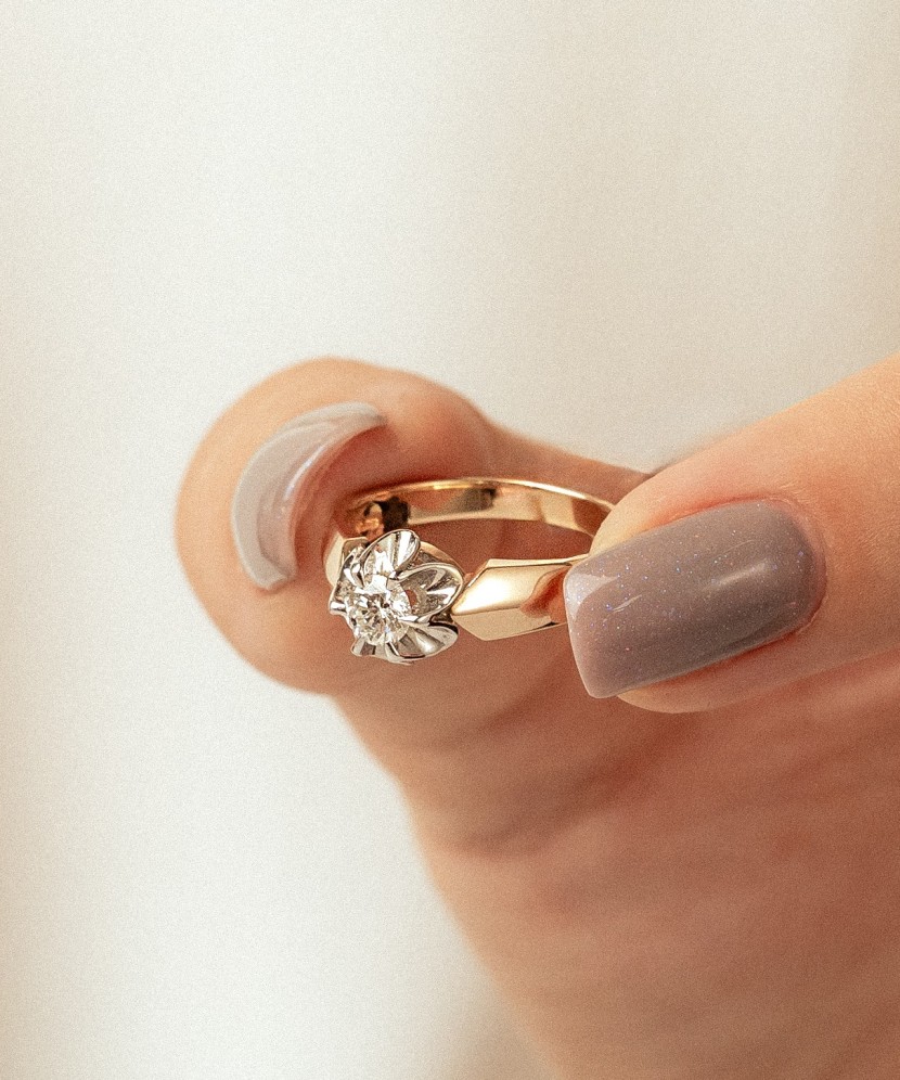 Золотое кольцо с бриллиантом