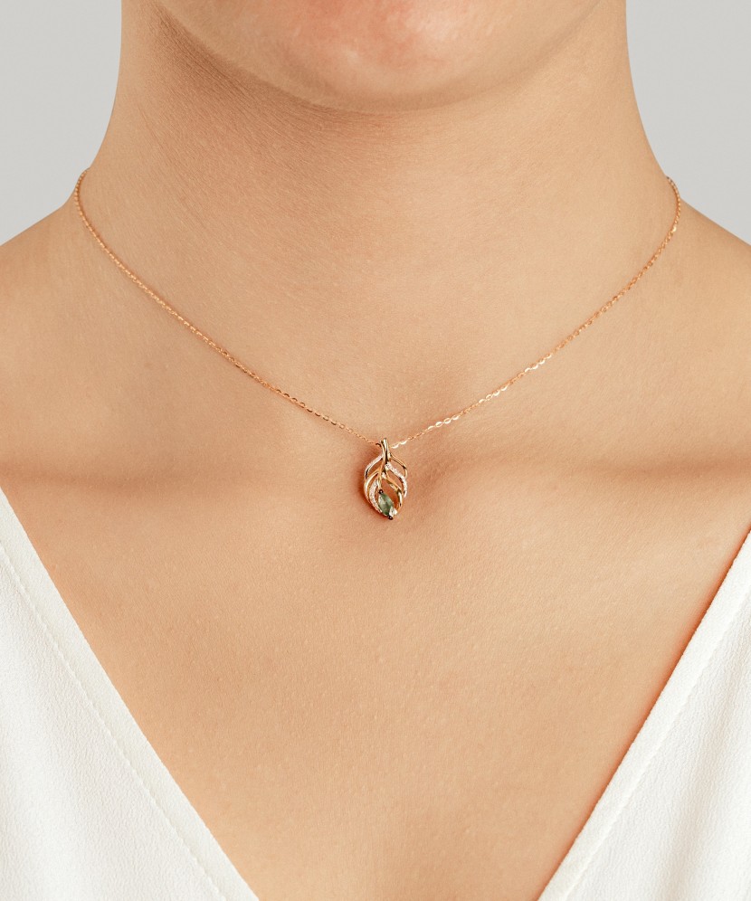 Dzeltenā zelta kulons ar dimantiem un smaragdu