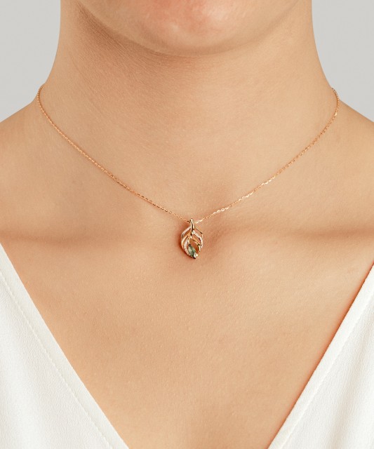 Dzeltenā zelta kulons ar dimantiem un smaragdu