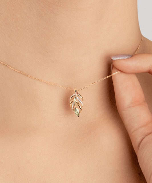 Dzeltenā zelta kulons ar dimantiem un smaragdu