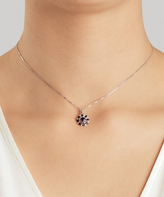 Baltā zelta kulons ar dimantiem un safīriem