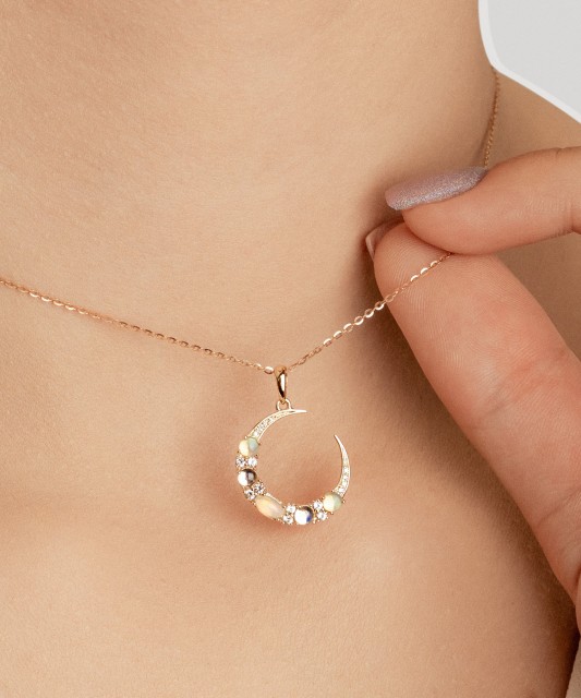 Подвеска из желтого золота с бриллиантами, опалами и топазами