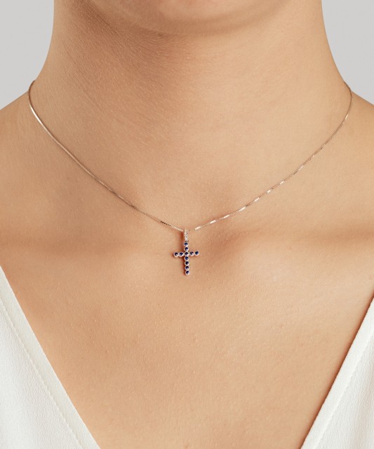 Baltā zelta kulons ar safīriem