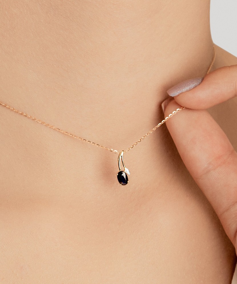 Dzeltenā zelta kulons ar dimantiem un safīriem