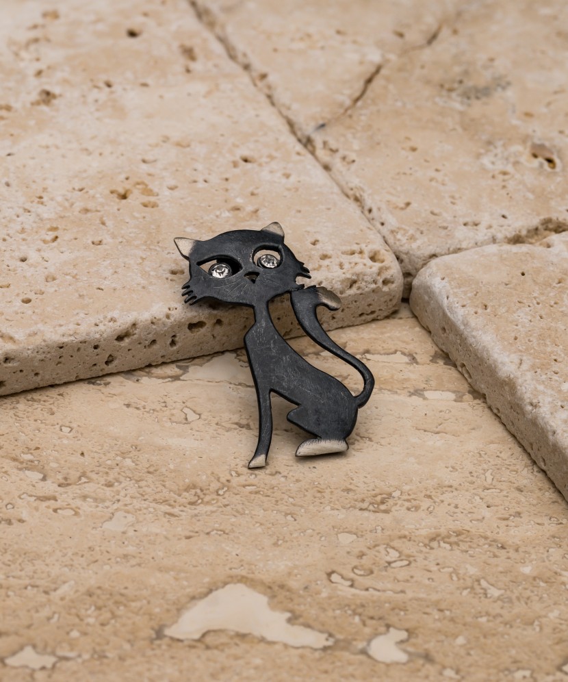 Sudraba piespraude ar kristāliem "Kaķis"