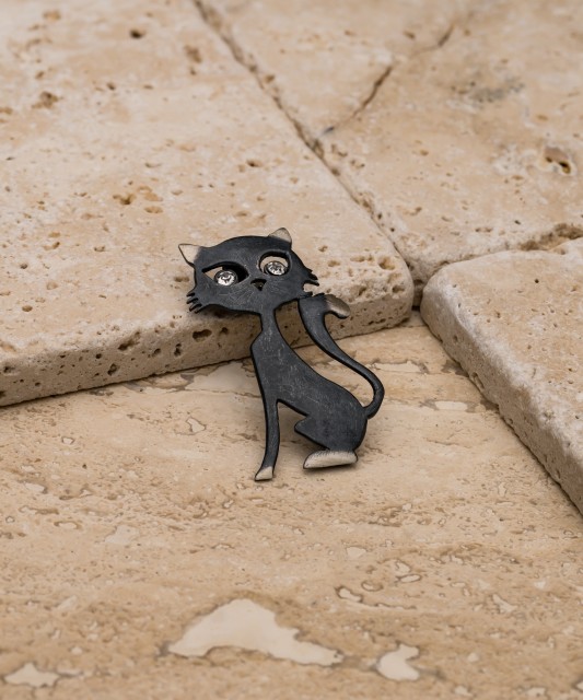 Sudraba piespraude ar kristāliem "Kaķis"