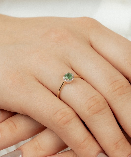 Кольцо из желтого золота с изумрудом и бриллиантами