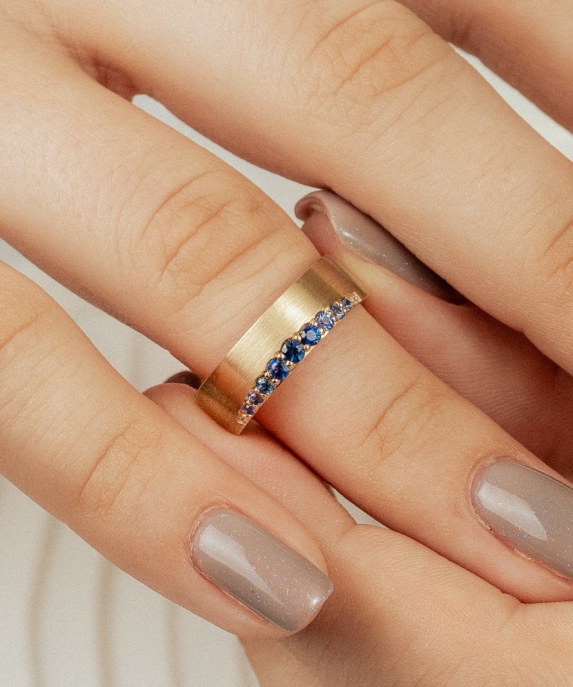 Dzeltenā zelta gredzens ar safīriem un dimantiem