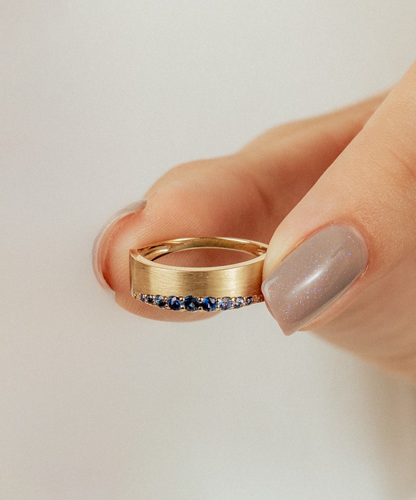 Кольцо из желтого золота с сапфирами и бриллиантами