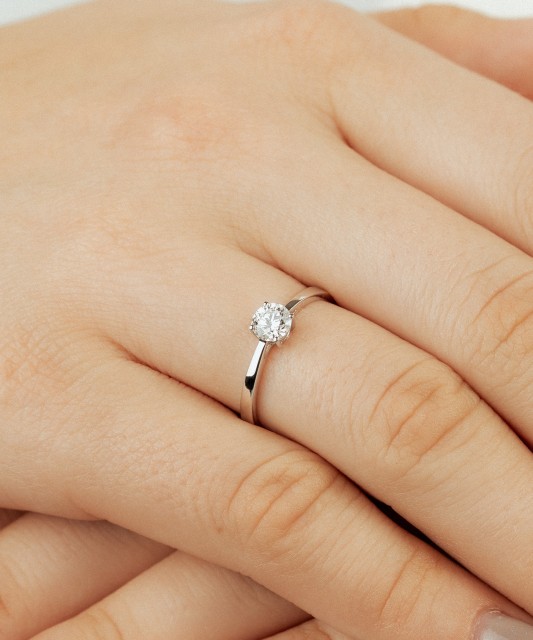 Baltā zelta gredzens ar briljantiem (0.50ct)