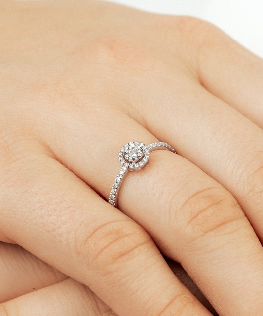 Baltā zelta gredzens ar dimantiem