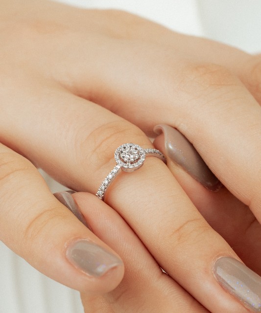 Baltā zelta gredzens ar dimantiem