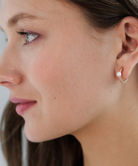 Серьги из позолоченного серебра с жемчугом и цирконами