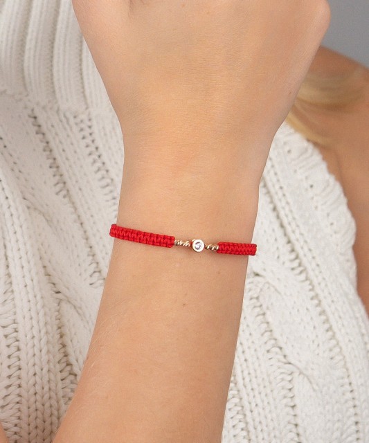 Красная нить на запястье с золотым циркониевым подвесом