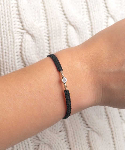 Браслет из чёрной нити с золотой подвеской