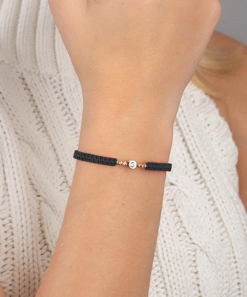 Melnā Diega Rokassprādze Ar Zelta Piekariņu