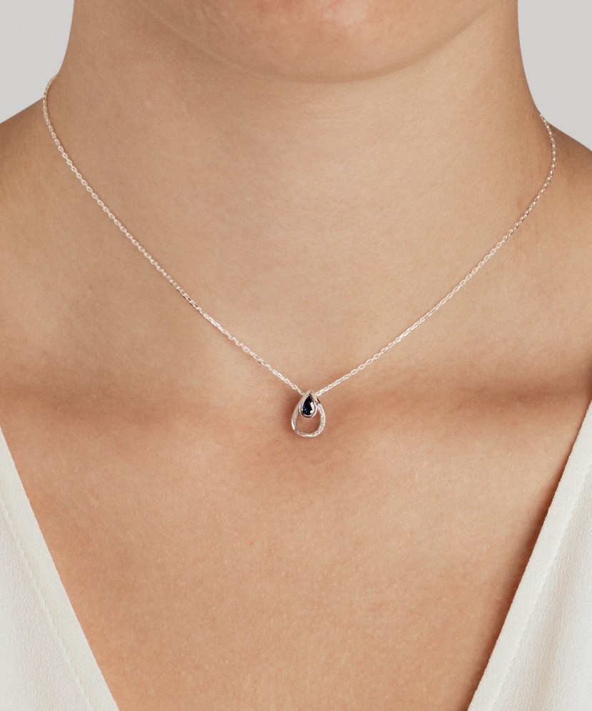 Baltā zelta kulons ar safīru un dimantiem