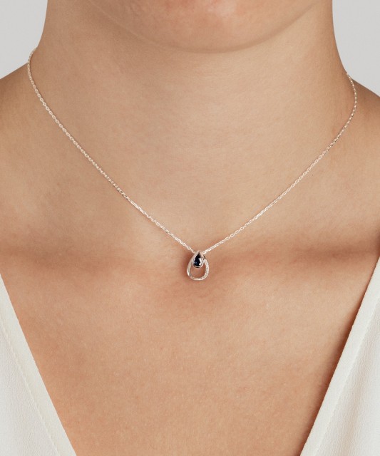 Baltā zelta kulons ar safīru un dimantiem