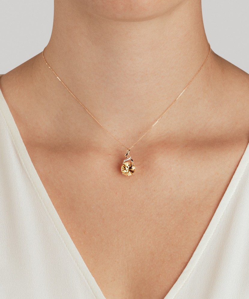 Dzeltenā zelta kulons ar citrīnu un dimantiem
