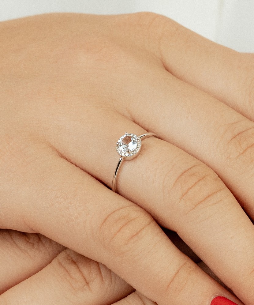 Baltā zelta gredzens ar topāzu un dimantiem