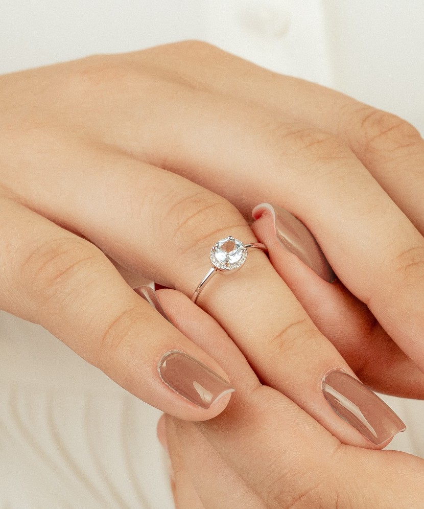 Кольцо из белого золота с топазом и бриллиантами