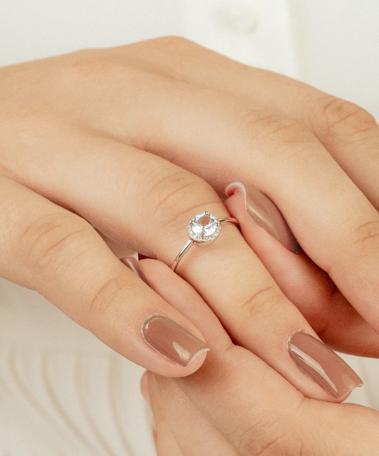 Кольцо из белого золота с топазом и бриллиантами