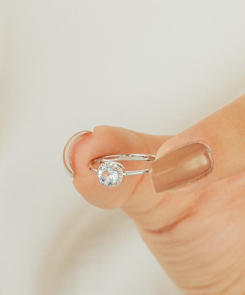 Baltā zelta gredzens ar topāzu un dimantiem