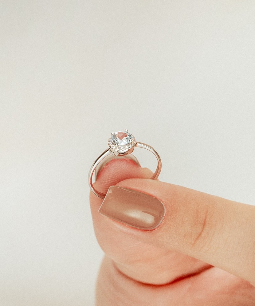 Baltā zelta gredzens ar topāzu un dimantiem