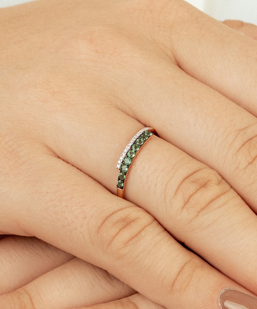 Zelta gredzens ar smaragdiem un briljantiem