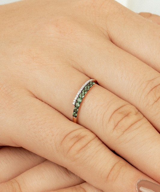 Zelta gredzens ar smaragdiem un briljantiem