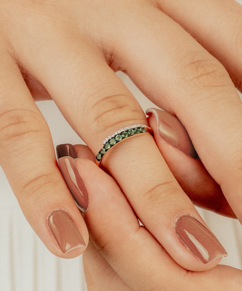 Zelta gredzens ar smaragdiem un briljantiem