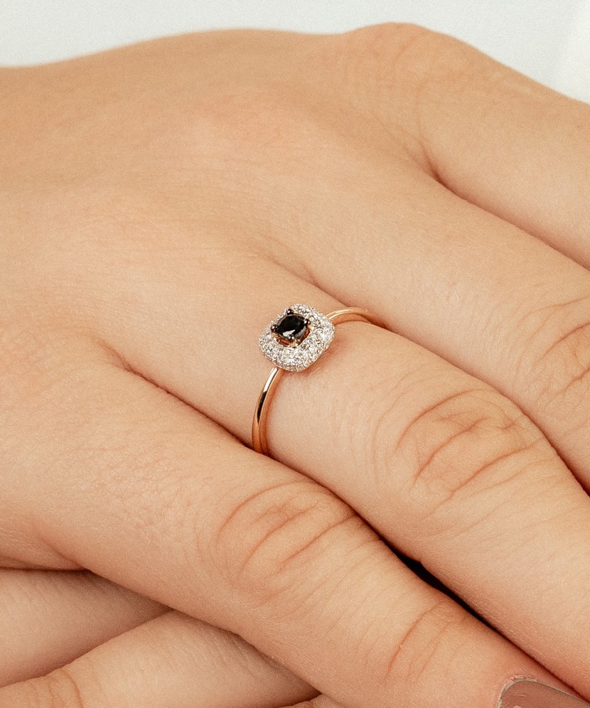 Zelta gredzens ar safīru un dimantiem