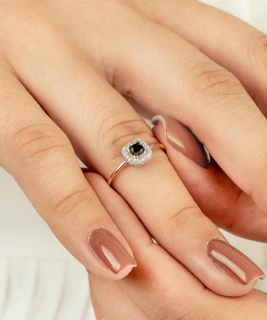 Zelta gredzens ar safīru un dimantiem