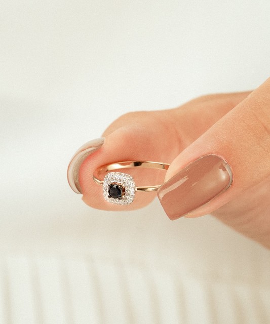 Zelta gredzens ar safīru un dimantiem