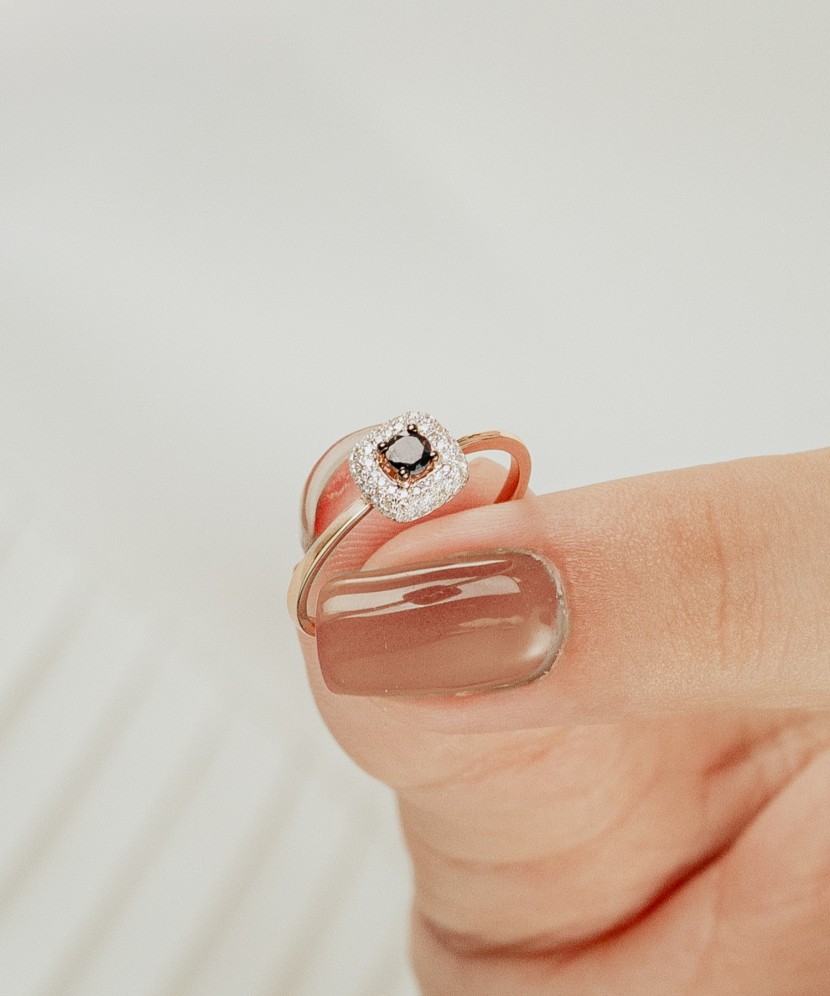 Zelta gredzens ar safīru un dimantiem