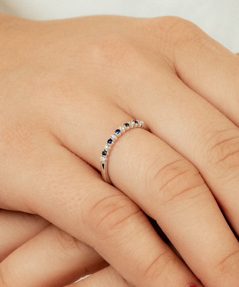 Кольцо из белого золота с сапфиром и бриллиантами