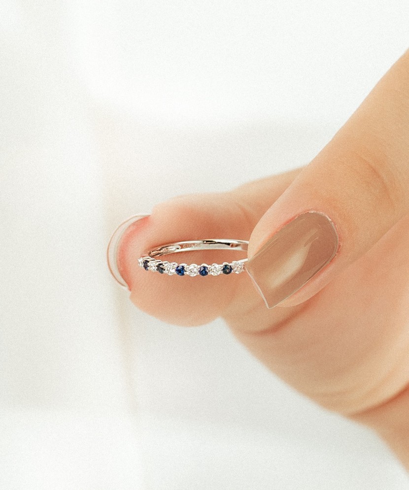 Baltā zelta gredzens ar safīru un dimantiem